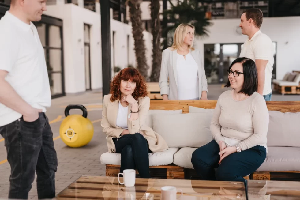 Beltéri céges portréfotózás – irodai környezetben készült önkifejező portré