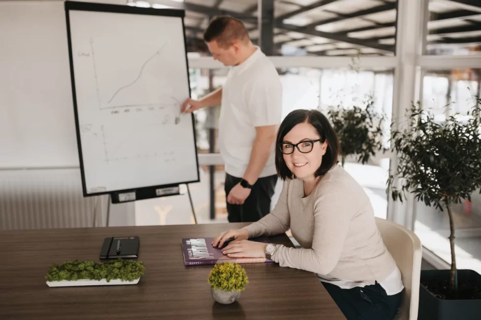 Beltéri céges portréfotózás – irodai környezetben készült önkifejező portré