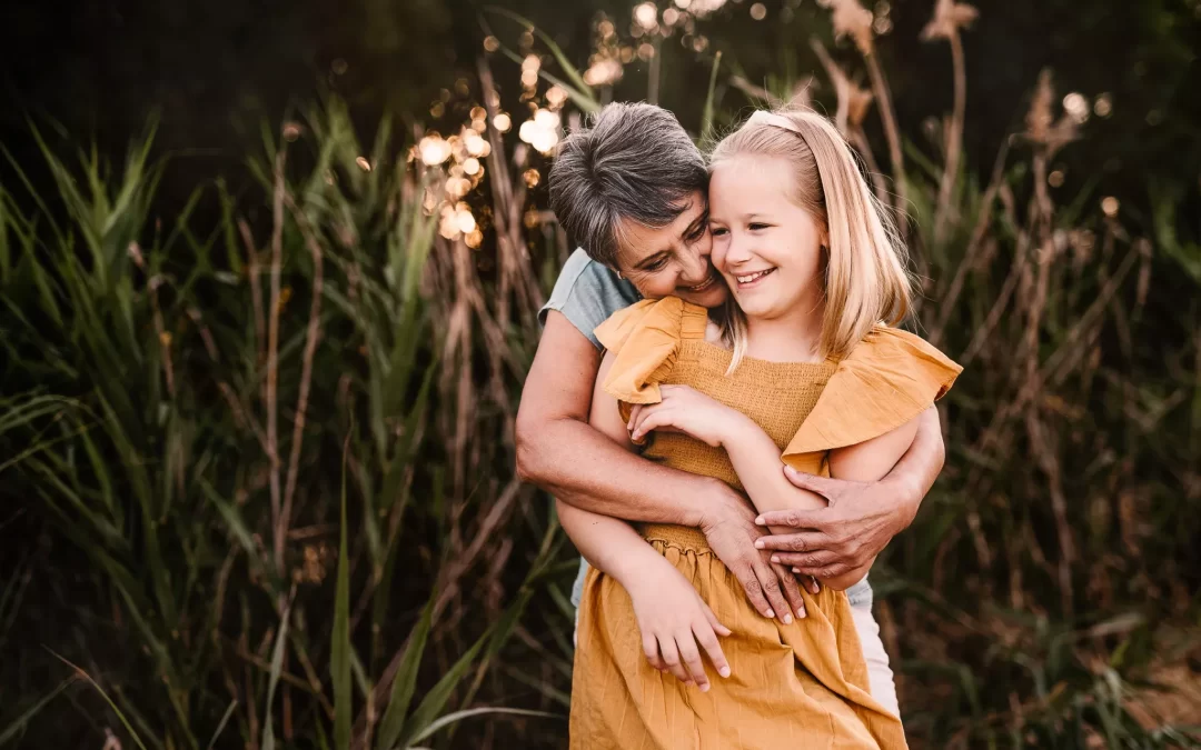 nagymama és unokája családi fotózás a szabadban Kiskunfélegyháza