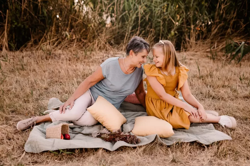 nagymama és unokája családi fotózás a szabadban Kiskunfélegyháza