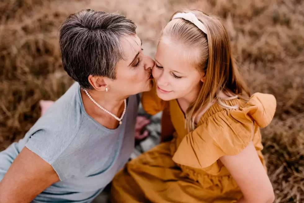 természetes családi fotózás a naplementében Kecskeméten