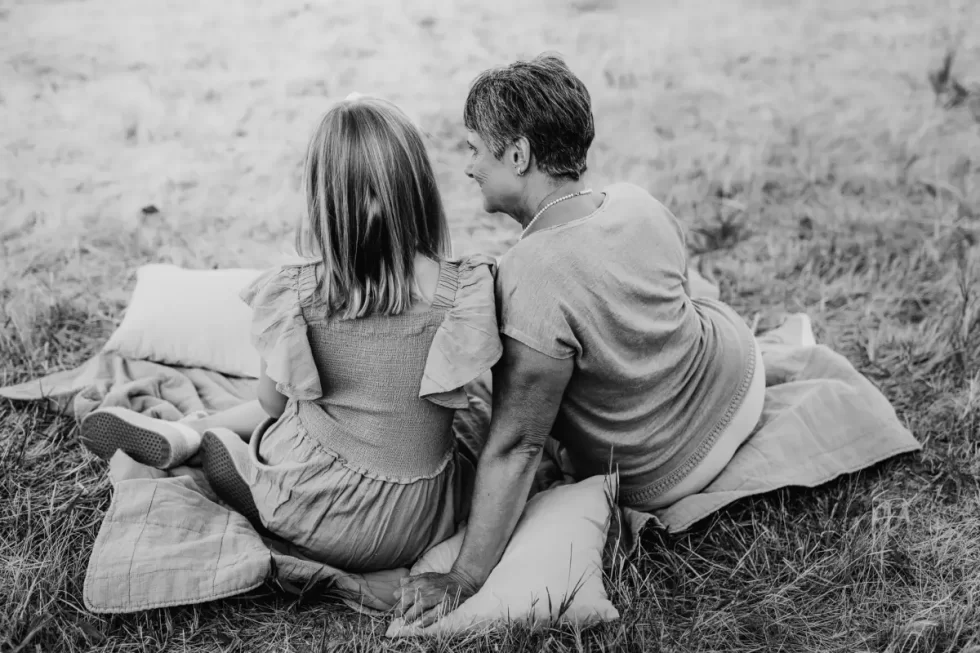 nagymama és unokája családi fotózás a szabadban Kecskemét