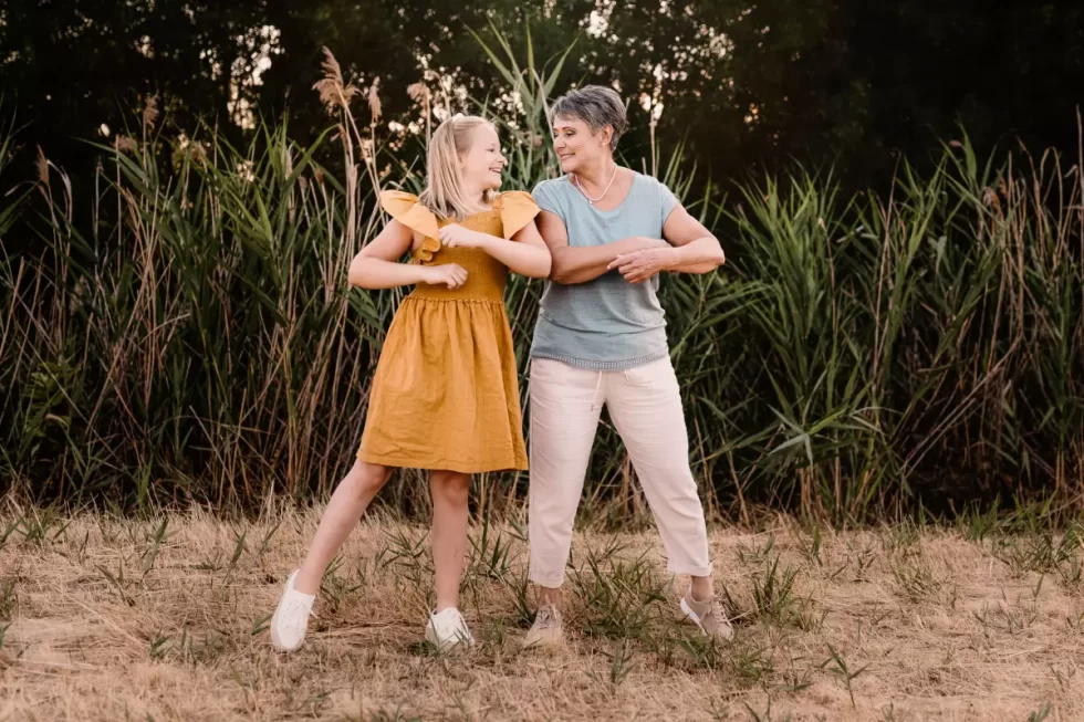 nagymama és unokája családi fotózás a szabadban Kiskunfélegyháza