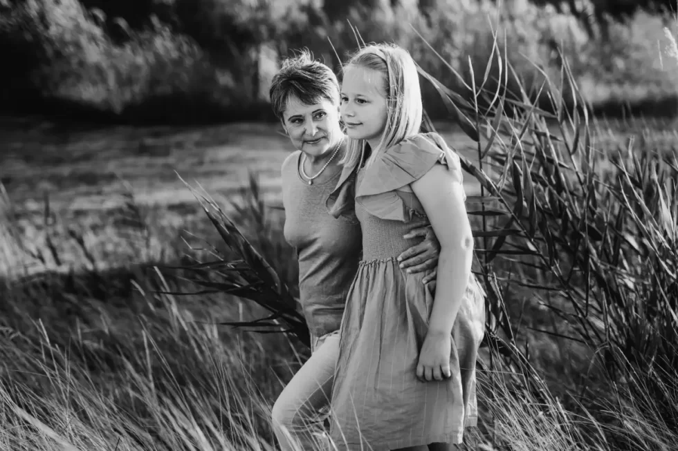 nagymama és unokája családi fotózás a szabadban Kiskunfélegyháza