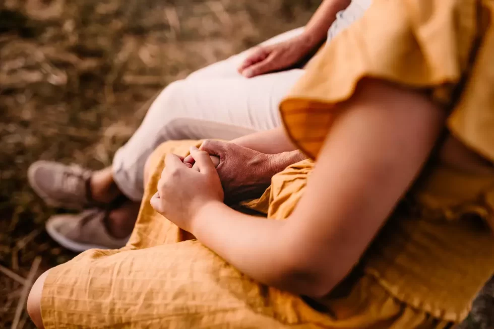 Családi fotózás Kecskeméten kültéren – szülők és gyerekek meghitt pillanatai