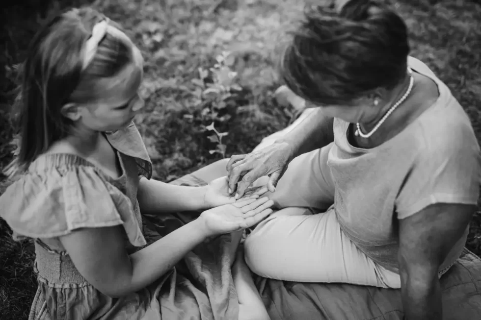 Családi fotózás Kecskeméten kültéren – szülők és gyerekek minőségi időt együtt töltve