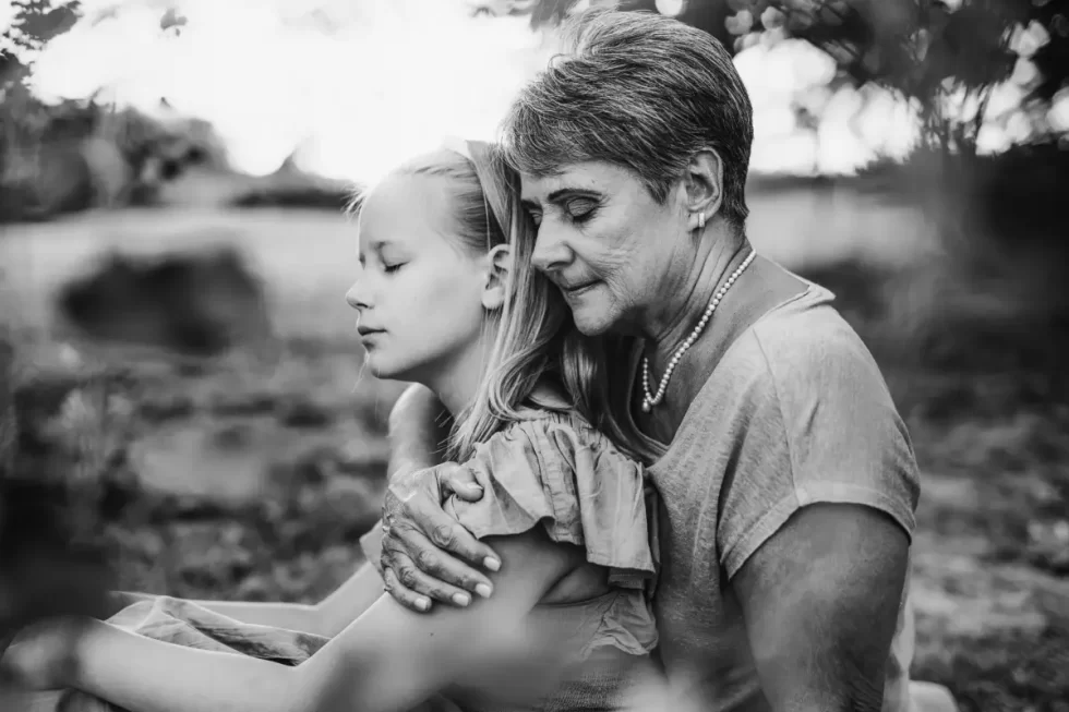 nagymama és unokája családi fotózás kültéren Kecskemét