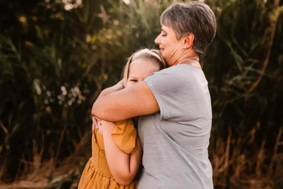 nagymama és unokája családi fotózás a szabadban Kecskemét