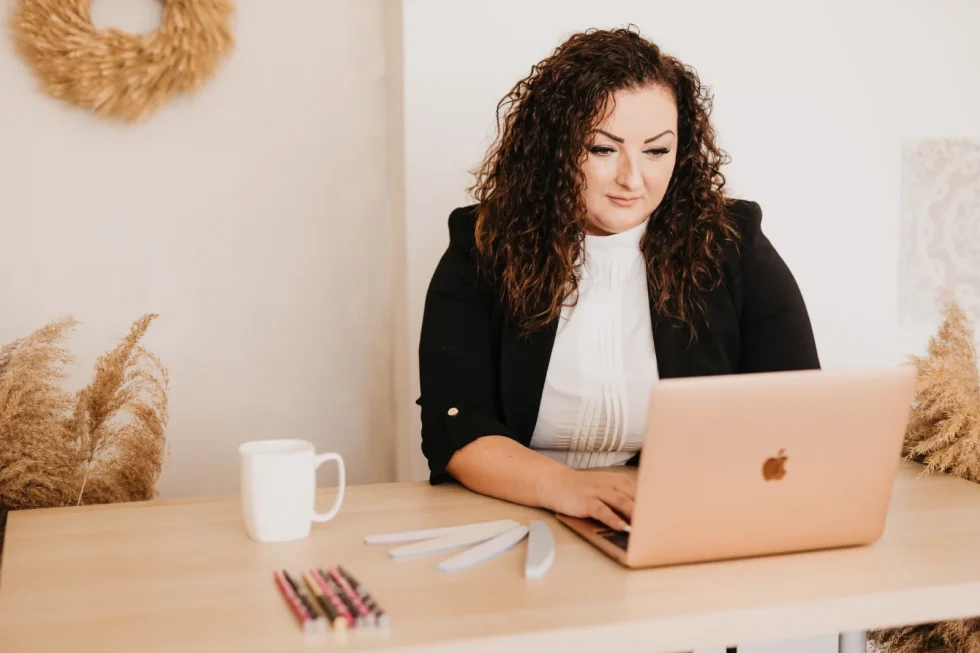 Üzleti portréfotózás Kecskeméten stúdióban – önazonos női vezetői portré