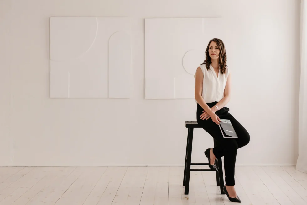 Beltéri céges portréfotózás – irodai környezetben készült önkifejező portré Kecskeméten