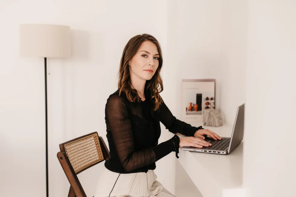 Beltéri business fotózás – irodai környezetben készült önkifejező portré Kecskeméten