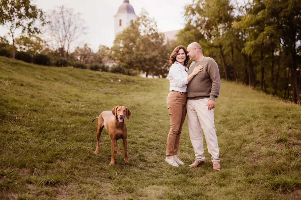 családi fotózás kutyával szabadtéren Kecskeméten